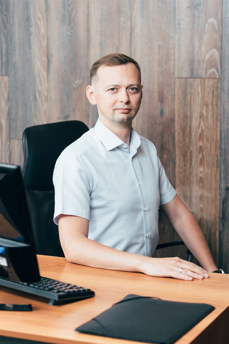 Иван за работой над задачей в 1С